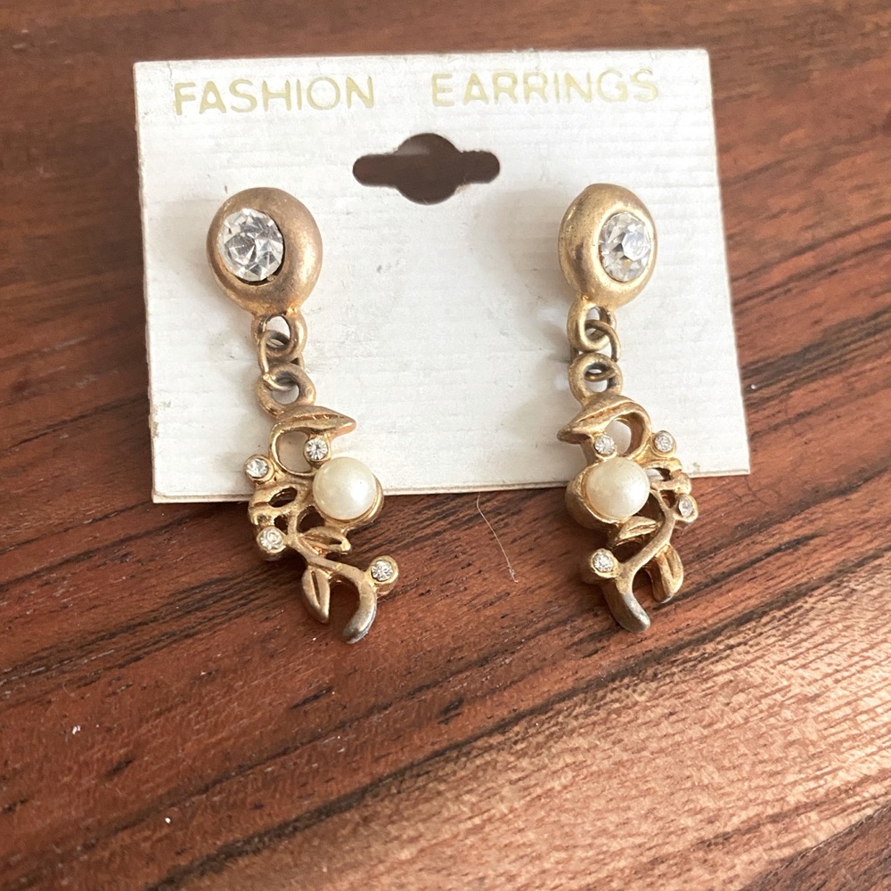 Vintage Women’s Gold Toned Faux Pearl and Gemstone Dangle Leaf Earrings